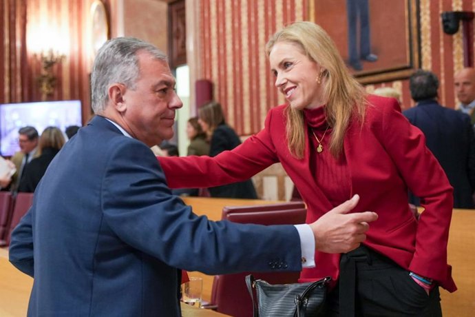 Sanz y Cristina Peláez tras la votación en el pleno