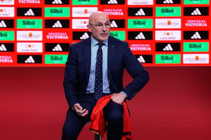 Luis de la Fuente participa do anúncio de sua renovação como técnico da seleção espanhola até 2028, realizado na sede da Federação Espanhola de Futebol, na Ciudad del Futbol, em 27 de janeiro de 2025, em Madri, Espanha.
