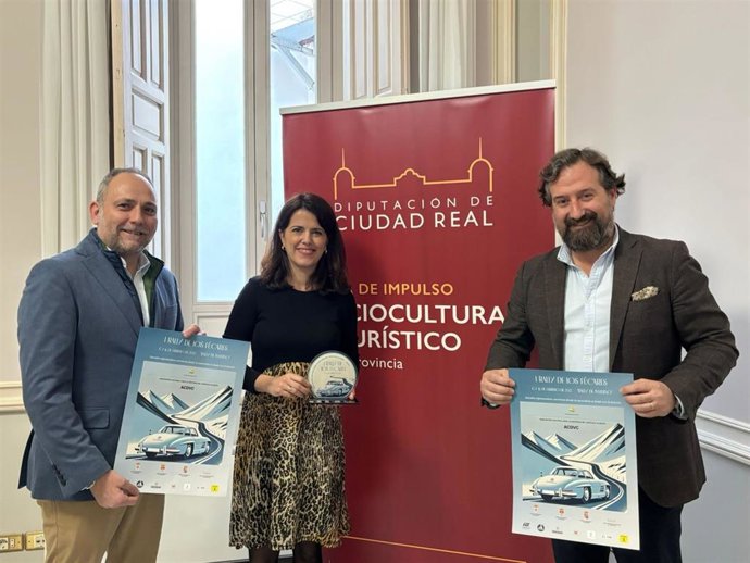 La vicepresidenta quinta de la Diputación de Ciudad Real, María Jesús Pelayo, junto con miembros de la Asociación Cultural para la Defensa del Vehículo Clásico.