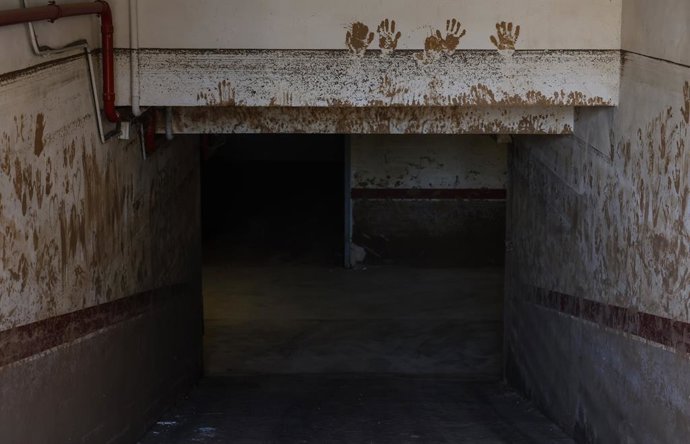 Archivo - Les tasques d'extracció de llots als garatges i soterranis de zones dana finalitzaran "probablement" la setmana vinent