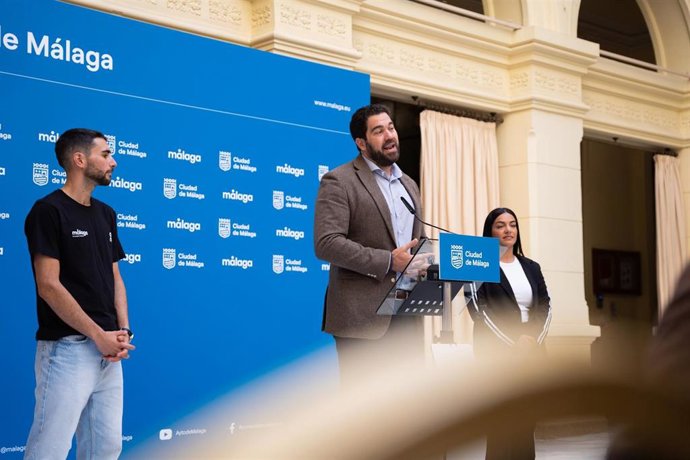 El concejal delegado de Deporte, Borja Vivas, junto a la campeona del mundo de kumite, María Torres; y el triatleta y diploma olímpico en las pasadas olimpiadas Alberto González, presenta el programa 'Deporte en Acción