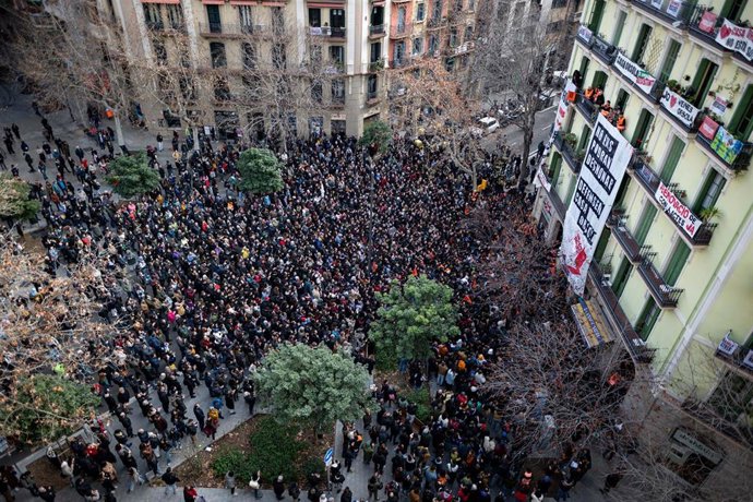 Miles de personas durante una concentración de Sindicat de Llogateres de Catalunya y vecinos en contra del desalojo de la Casa Orsola