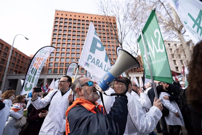 Decenas de personas durante una concentración de los sindicatos médicos frente al Ministerio de Sanidad, a 13 de febrero de 2025, en Madrid (España).