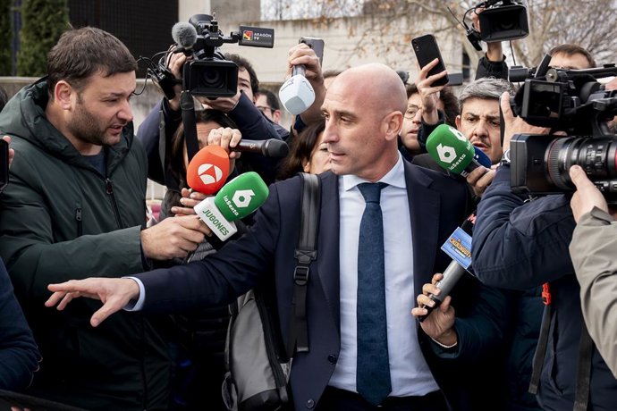 O ex-presidente da Real Federação Espanhola de Futebol (RFEF) Luis Rubiales do lado de fora do Tribunal Nacional, em 11 de fevereiro de 2025, em San Fernando de Henares, Madri (Espanha). Rubiales depõe como réu no processo contra ele.