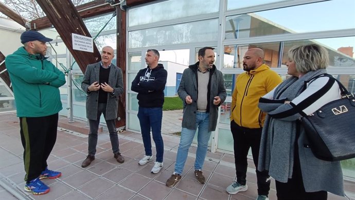 El portavoz del Grupo Municipal Socialista, Antonio Muñoz, y Juan Tomás de Aragón, responsable del Distrito Sevilla Este-Alcosa-Torreblanca en el PSOE, en su visita al Club Deportivo Nudion.