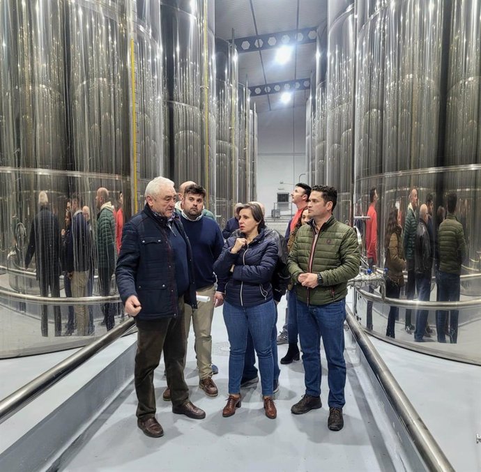 Visita de Soledad Aranda a la Cooperativa La Unión, en Cabra del Santo Cristo