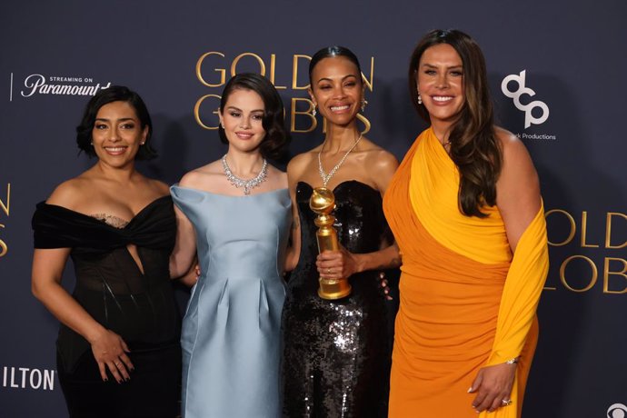 Archivo - Adriana Paz, Selena Gomez, Zoe Saldana y Karla Sofía Gascón posan con el Globo de oro a mejor musical o comedia para Emilia Pérez