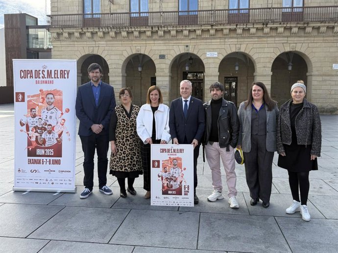 La alcaldesa de Irun, Cristina Laborda; la diputada foral de Cultura, Cooperación, Juventud y Deportes de la Diputación de Gipuzkoa, Goizane Álvarez; delpresidente de RFEBM, Francisco Blázquez; y del presidente del Bidasoa, Gurutz Aginagalde.