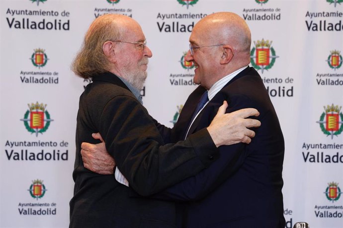 El músico y folklorista Joaquín Díaz (izda), junto al alcalde de Valladolid, Jesús Julio Carnero.