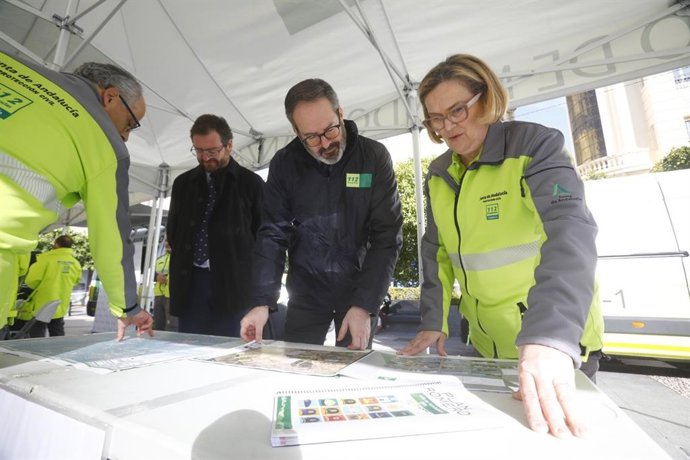 Adolfo Molina (centro), en su visita al 112 en Córdoba.
