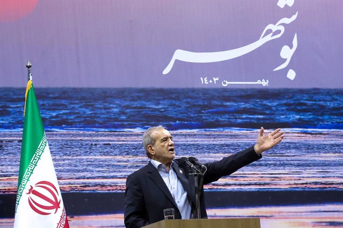 12 de fevereiro de 2025, Bushehr, Irã: O presidente iraniano MASOUD PEZESHKIAN se dirige ao povo durante uma cerimônia em Bushehr.