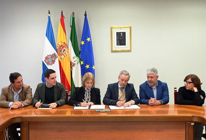 García-Pelayo firma el nuevo contrato para la limpieza de dependencias municipales.