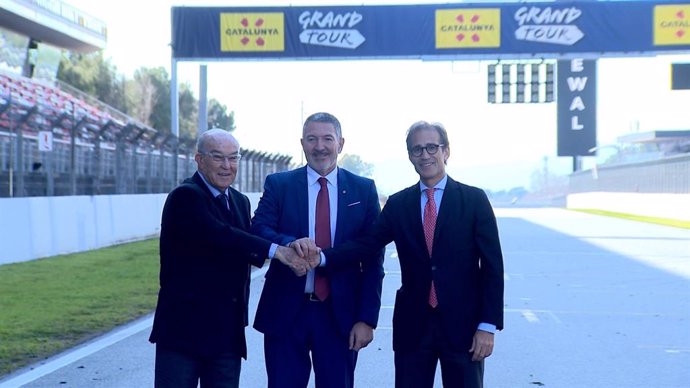 El CEO de Dorna Sports, Carmelo Ezpeleta (izquierda) en la recta principal del Circuit de Barcelona-Catalunya, que acogerá el GP Catalunya de MotoGP hasta 2031