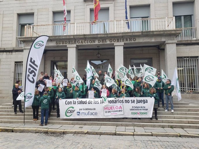Un momento de la concentración a las puertas de la Subdelegación de Segovia.