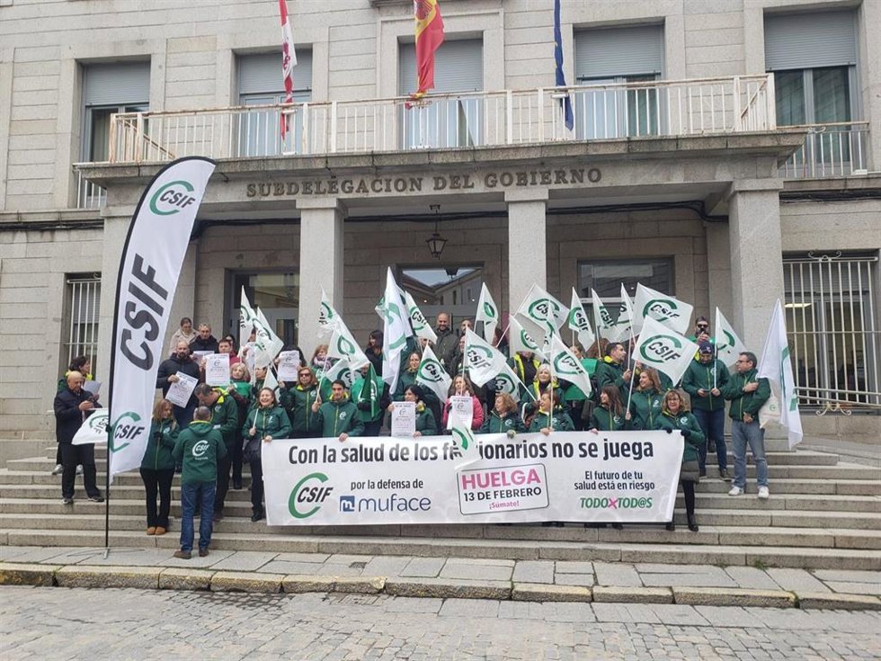 Un momento de la concentración a las puertas de la Subdelegación de Segovia.