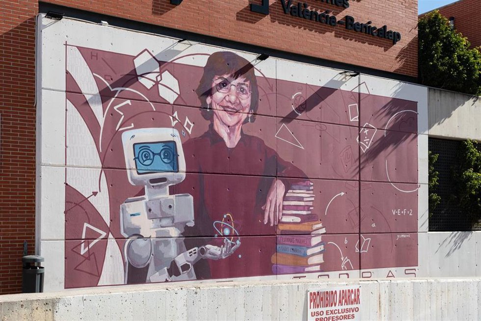 La UPV dedica un mural de Dones de Cincia a Carme Torras, pionera internacional en el área de la robótica inteligente