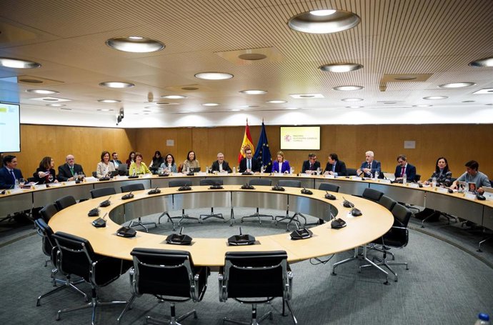 El ministro de Economía, Comercio y Empresa, Carlos Cuerpo, preside la primera reunión del Consejo de Finanzas Sostenibles, en la sede del Ministerio, a 13 de febrero de 2025, en Madrid (España). El Consejo de Finanzas Sostenibles es un órgano de colabora