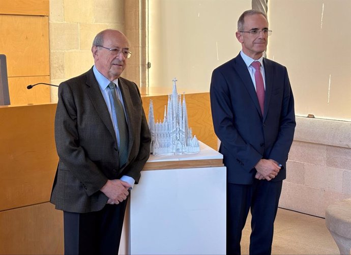 (I-D) El presidente delegado de la Junta Constructora de la Sagrada Familia, Esteve Camps, junto al director general, Xavier Martínez