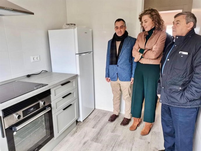 La directora general de Vivienda, María Pardo, con el diputado provincial de Acción territorial, basilio del Olmo (dcha) y el alcalde de Lastras de Cuéllar, Urbano Fernández.
