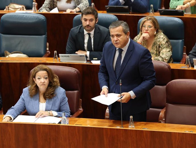 Archivo - El consejero de Vivienda, Transportes e infraestructuras, Jorge Rodrigo, interviene durante un pleno en la Asamblea de Madrid, a 19 de septiembre de 2024, en Madrid (España