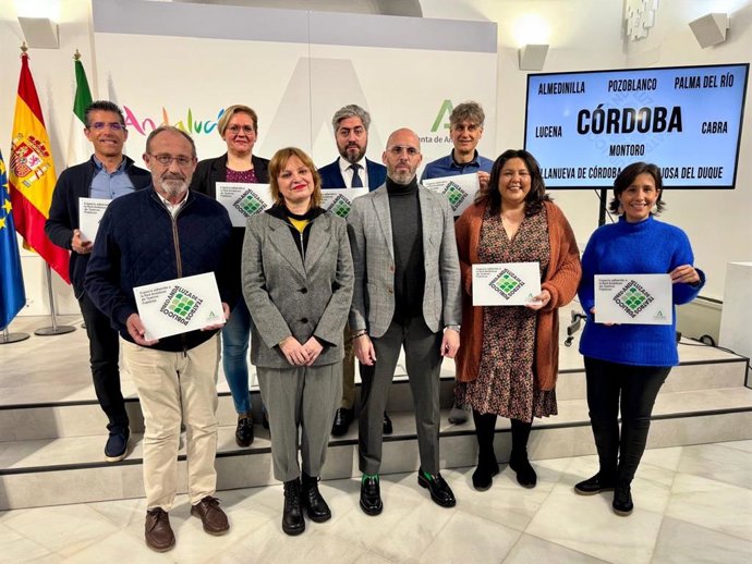 El delegado de Cultura y Deporte de la Junta, Eduardo Lucena (centro), junto a representantes institucionales de los siete municipios de la provincia de la Red de Teatros Públicos 2025.