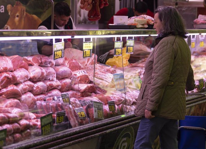 Archivo - Piezas de ternera expuestas en la carnicería de un mercado, 