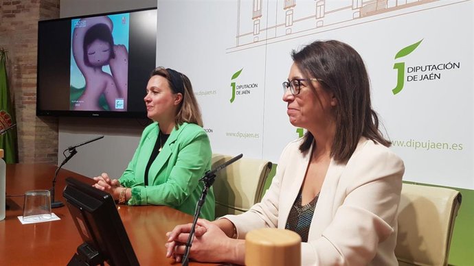 La vicepresidenta tercera y diputada de Cultura y Deportes, África Colomo, junto a la responsable de la galería de arte baezana Renace, Patricia Galgani