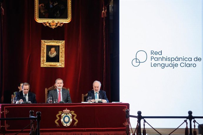 Archivo - (I-D) El Secretario General Iberoamericano, Andrés Allamand;  El Rey Felipe VI y el Director de la RAE, Santiago Muñoz Machado, durante la presentación de la ‘Red Panhispánica de Lenguaje Claro’, en la Sede de la Real Academia Española, a 21 de 