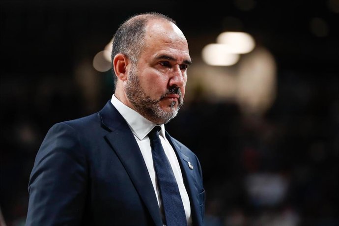 Archivo - El entrenador del Real Madrid de baloncesto, Chus Mateo, durante un encuentro.