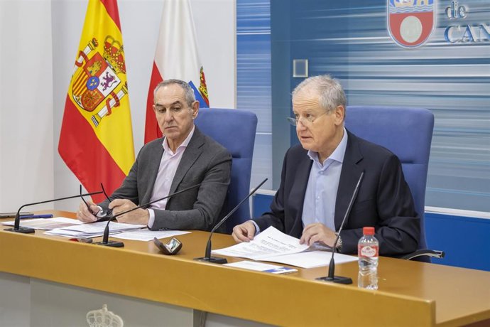 El consejero de Industria, Empleo, Innovación y Comercio, Eduardo Arasti, presenta en rueda de prensa las novedades de las ayudas CRECE para proyectos industriales. Foto de archivo