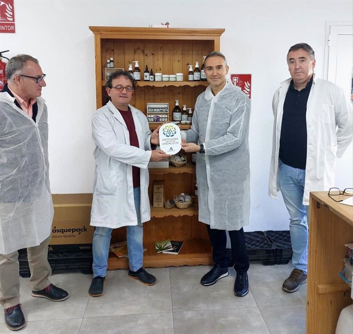 El delegado de Empleo, Empresa y Trabajo Autónomo de la Junta en Almería, Amós García, durante su visita a  Aloeplanteco SL en Alhama de Almería.