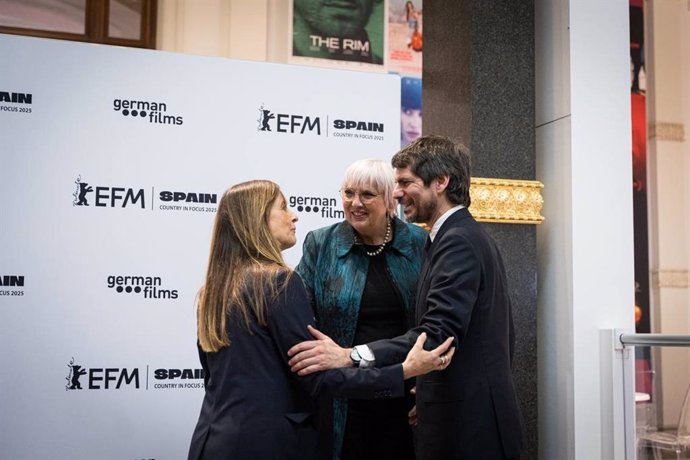 El ministro de Cultura, Ernest Urtasun, participa en el acto de bienvenida a España como País Foco de la Berlinale, junto a la ministra de Cultura alemana, Claudia Roth; la directora del European Film Market, Tanja Meissner.