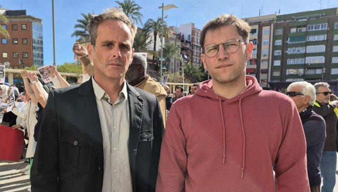 El secretario de Organización morado en la Región, Ángel Luis Hernández, junto al secretario de Participación morado, Fernando Miñana