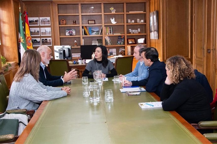 La vicepresidenta de la Diputación de Cáceres, Esther Gutiérrez, recibe a una delegación de otra diputacion