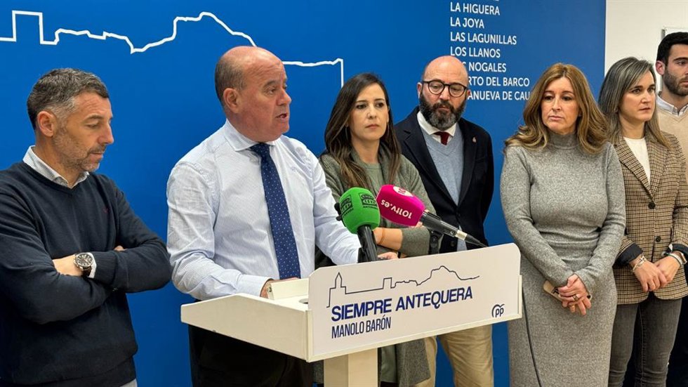 Archivo - Imagen de archivo de una rueda de prensa del alcalde de Antequera (Málaga), Manuel Barón.