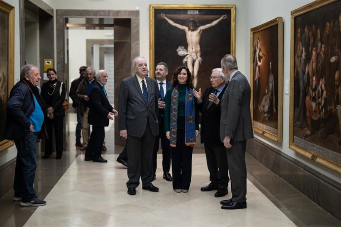 El director de la Real Academia, Tomás Marco, el consejero de Cultura, Turismo y Deporte, Mariano de Paco, la presidenta de la Comunidad, Isabel Díaz Ayuso, y el delegado del Museo, Calcografía y Exposiciones, Víctor Nieto