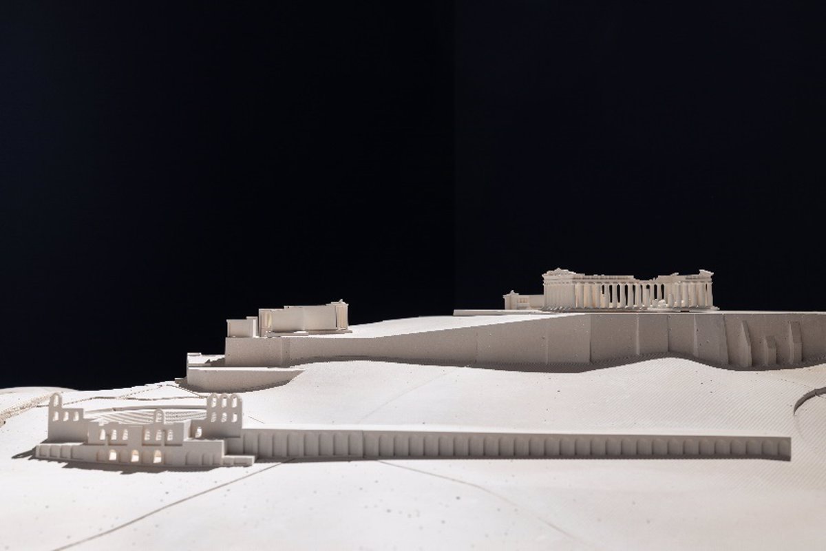 The Circle of Fine Arts exposes the landscape treatment of dimitris pikionis about accesses to the acropolis of Athens