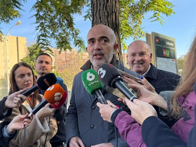 Archivo - El líder del PP en el Ayuntamiento de Barcelona, Dani Sirera, en declaraciones a los medios este martes