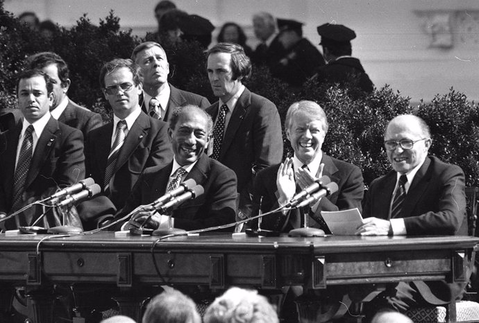 Archivo - HANDOUT - 26 March 1979, US, Washington: A historical file picture provided by the National Library of Israel shows then Egyptian President Anwar Sadat (3-R), then Israeli Prime Minister Menachem Begin (R) and then US President Jimmy Carter (2-R