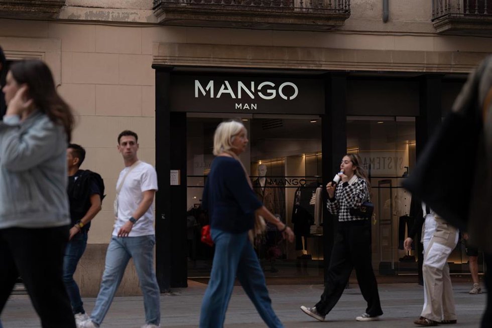 Archivo - Fachada de una tienda de Mango
