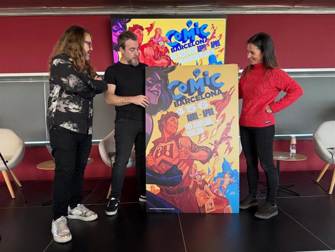 La directora general de Ficomic Meritxell Puig y el asesor de contenidos Borja Crespo con el dibujante del cartel de esta edición, Pepe Larraz.