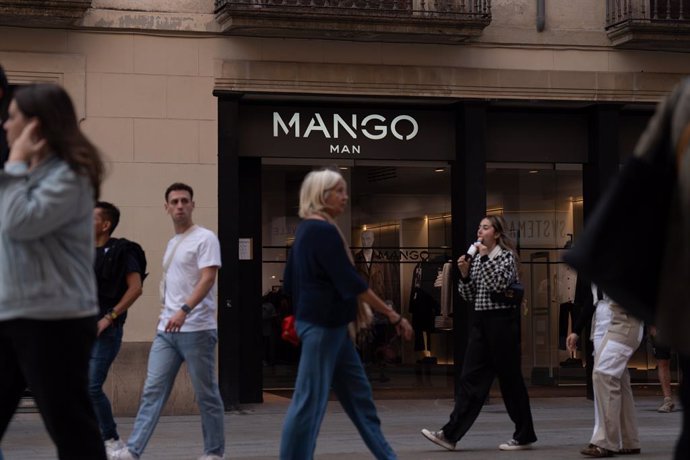 Archivo - Façana d'una botiga de Mango