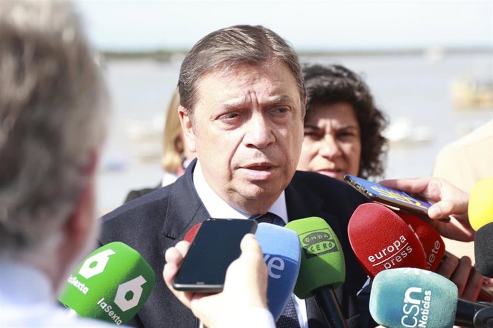 El ministro de Agricultura, Pesca y Alimentación, Luis Planas, atiende a los medios de comunicación tras la reunión con la flota pesquera de cerco del Golfo de Cádiz, a 13 de febrero de 2025 en Cádiz (Andalucía, España). 