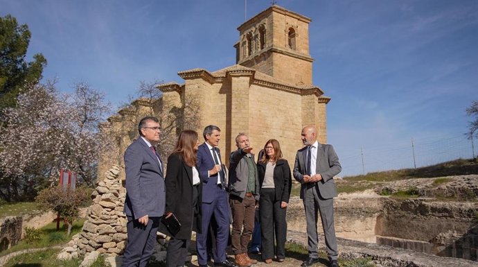 El delegado del Gobierno en Andalucía, Pedro Fernández, en el centro en la imagen, ha visitado Montefrío, con su nueva alcaldesa, Remedios Gámez, a su derecha