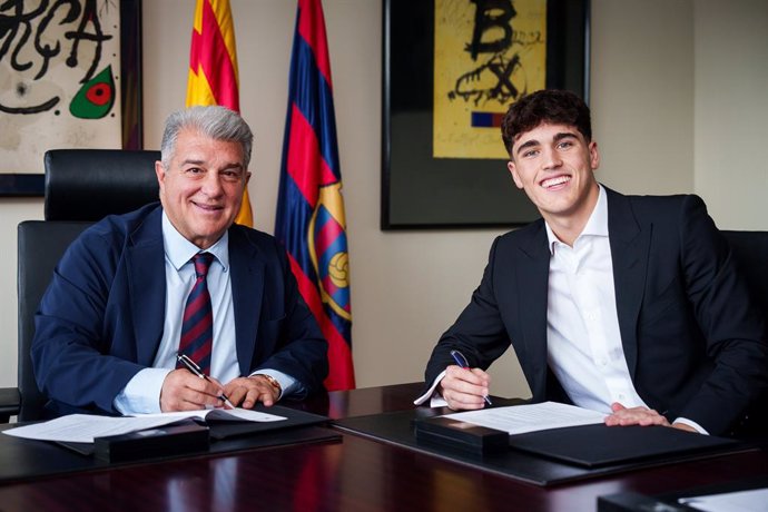 El presidente del FC Barcelona, Joan Laporta, con el jugador blaugrana Pau Cubarsí tras su renovación hasta 2029