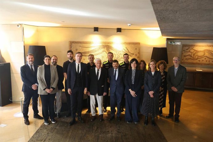 El teniente de alcalde de Seguridad del Ayuntamiento de Barcelona, Albert Batlle, y el presidente del Gremi d'Hotels de Barcelona, Jordi Clos, tras firmar un acuerdo para contribuir a la mejora de la convivencia y seguridad de la ciudad