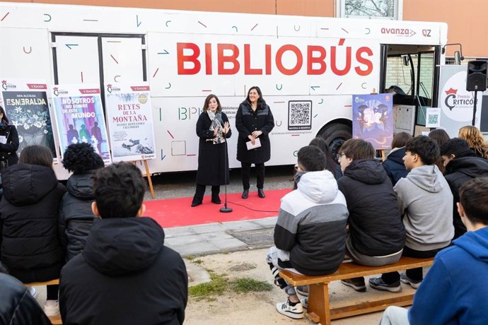 La consejera municipal de Cultura, Educación y Turismo, Sara Fernández; y la concejal de Educación, Paloma Espinosa, en la visita del Bibliobús a dos centros escolares del V Premio Criticón
