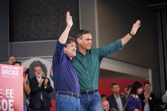 Archivo - El candidato a lehendakari por el PSE-EE, Eneko Andueza (i) y el presidente del Gobierno, Pedro Sánchez (d), durante el acto en el Palacio Euskalduna, a 19 de abril de 2024, en Bilbao