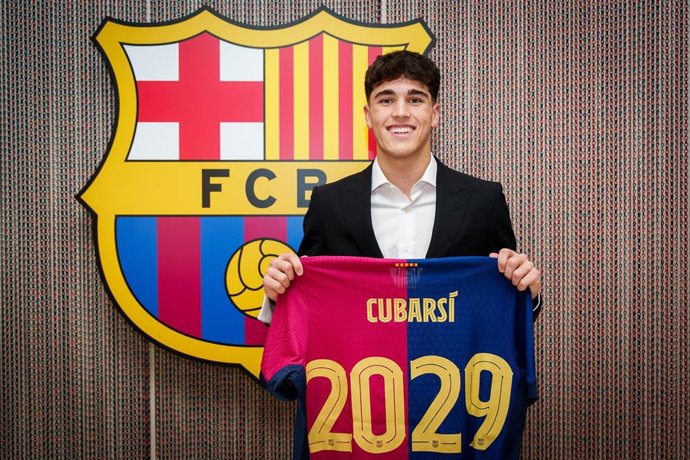 El jugador del FC Barcelona Pau Cubarsí tras renovar hasta 2029