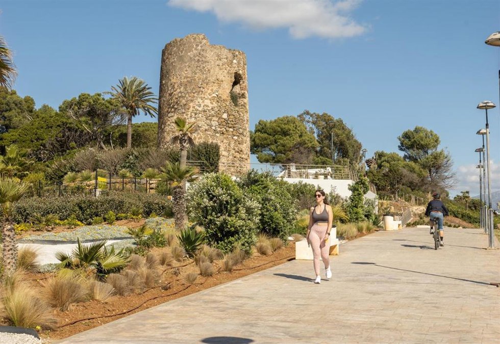 La torre del Velerín de Estepona, junto al corredor litoral, se pone en valor con la creación de una zona verde de 5.000 metros cuadrados